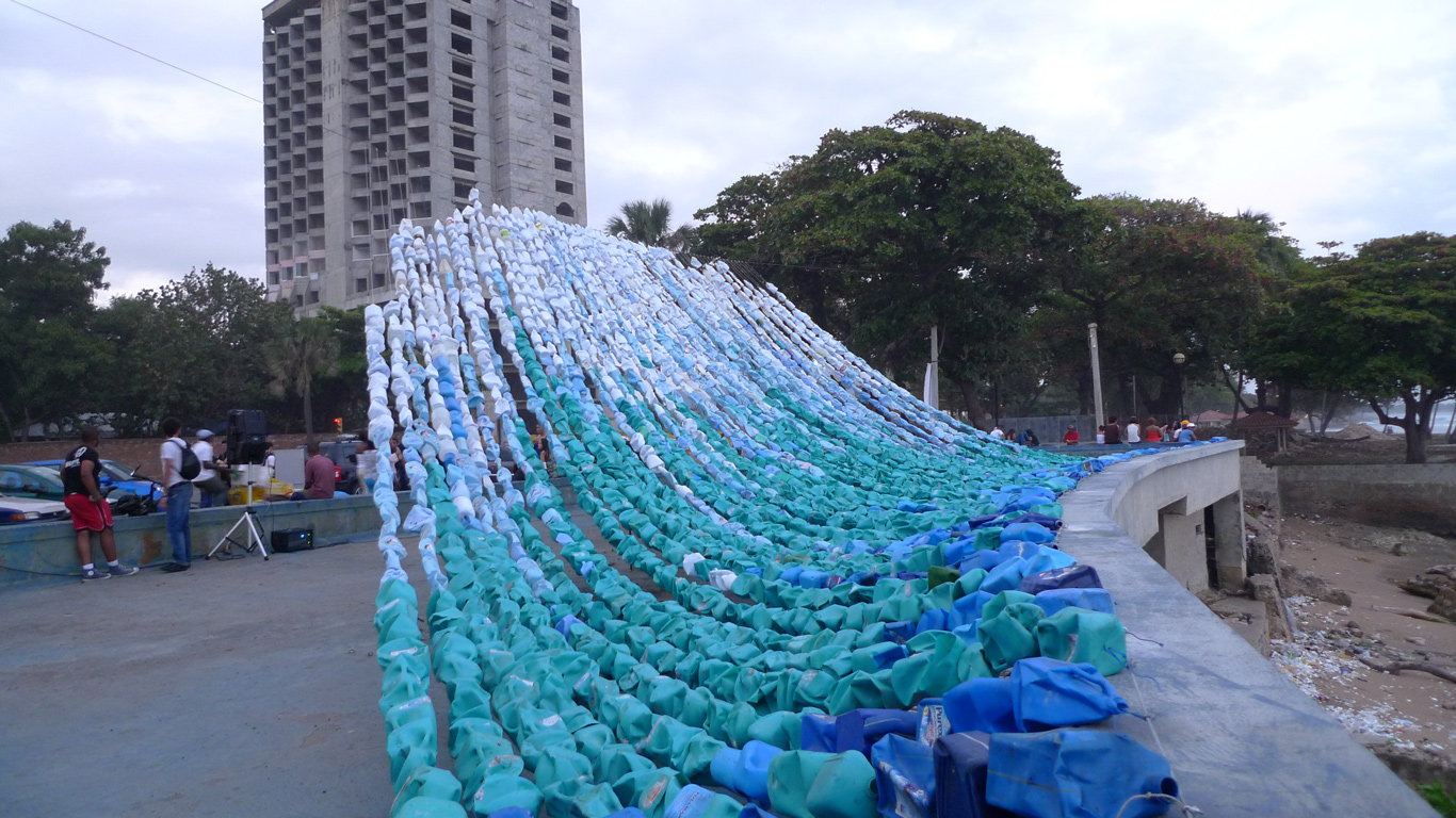 RUS Santo Domingo: Tsunami de basura